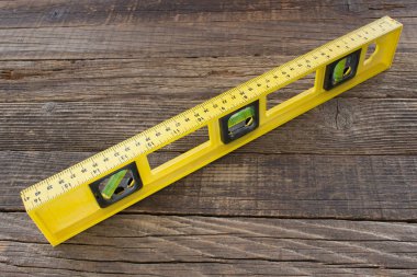 Ahşap arka plan üzerinde düzeyi aracı