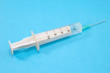 Üzerinde mavi arka plan izole şırınga