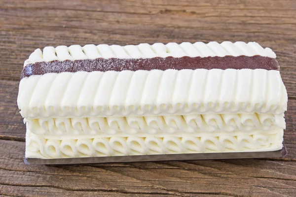 Ванильный торт с мороженым на деревянном столе — стоковое фото