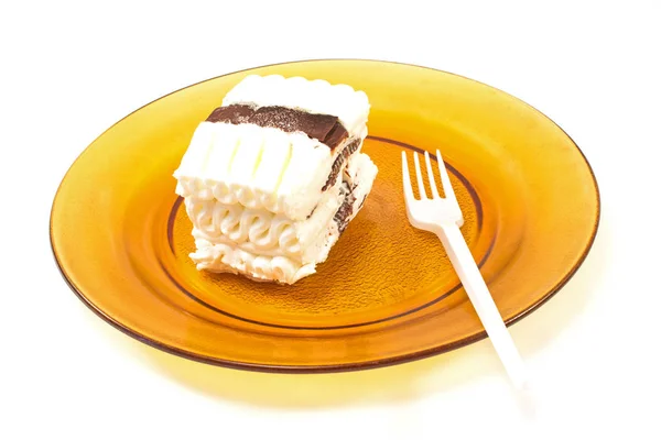 Tarte au gâteau à la vanille à la crème glacée sur assiette isolée sur blanc — Photo