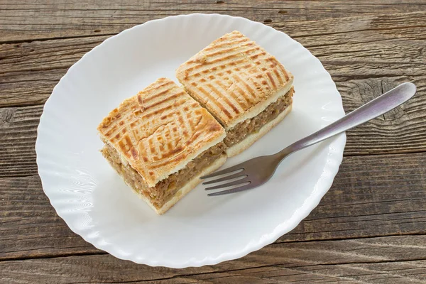 Almás pite két szelet torta a tányéron, fából készült asztal — Stock Fotó