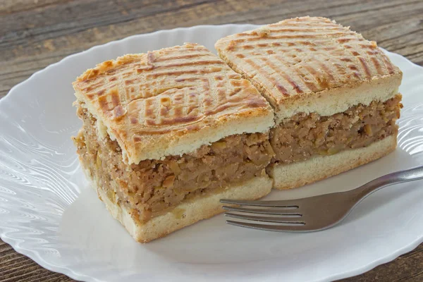 Almás pite két szelet torta a tányéron, fából készült asztal — Stock Fotó