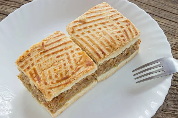 Apfelkuchen zwei Scheiben Kuchen auf Teller am Holztisch — Stockfoto