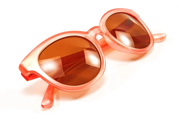 Lunettes de soleil femme isolées sur fond blanc — Photo