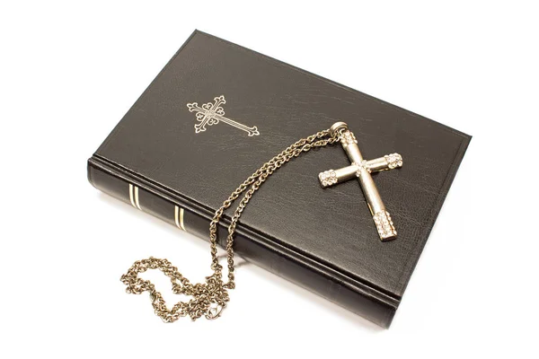 Santa Biblia con cruz de plata aislada sobre fondo blanco Imágenes De Stock Sin Royalties Gratis