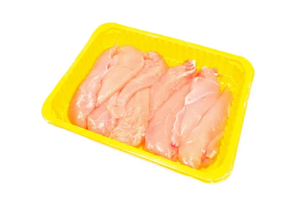 Цыпленок сырой грудки в пластиковой миске для рынка изолированы на Уит — стоковое фото