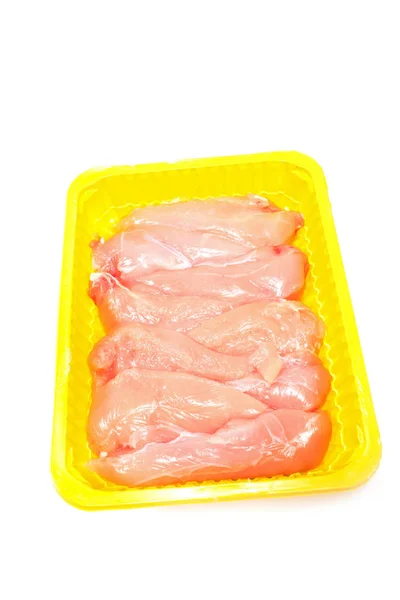 Pechugas crudas de pollo en tazón de plástico para el mercado aislado en whi Fotos de stock libres de derechos