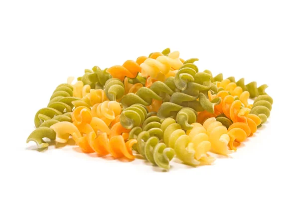 Fusilli tricolore rauwe droge pasta stapel geïsoleerd op wit — Stockfoto