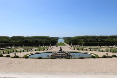 Versay Sarayı 'nın bahçesinde heykel.