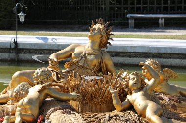 Versailles Sarayı 'ndaki çeşmenin ayrıntıları.
