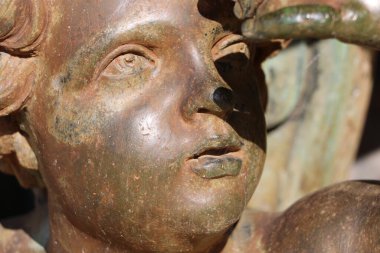 Versay Sarayı 'nın bahçesinde heykel.