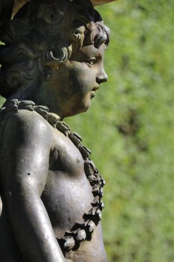 Versay Sarayı 'nın bahçesinde heykel.