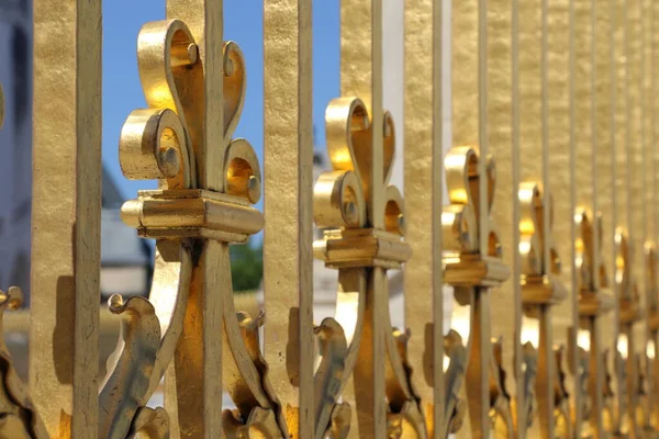 ヴェルサイユ宮殿のクール ドヌールの門 — ストック写真