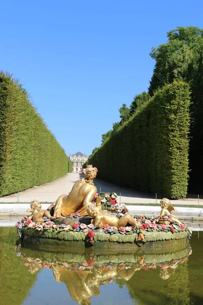 ヴェルサイユ宮殿の噴水 — ストック写真