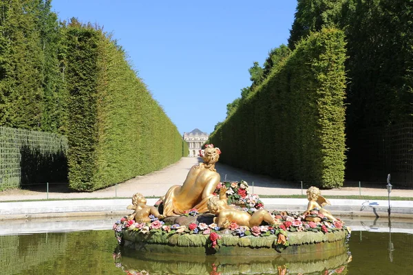 ヴェルサイユ宮殿の噴水 — ストック写真