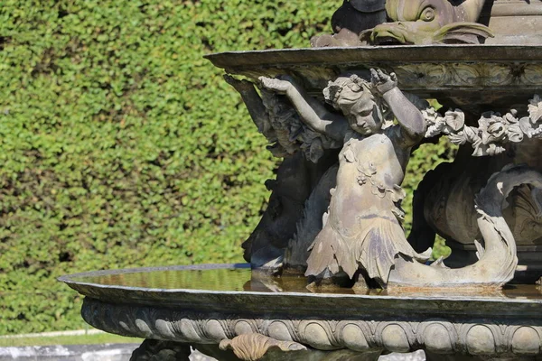 Versailles Sarayı 'ndaki çeşmenin ayrıntıları.