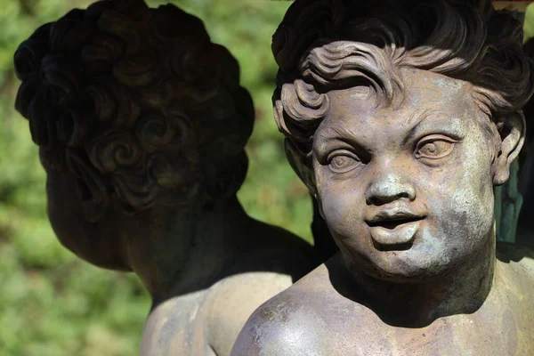 ヴェルサイユ宮殿庭園の彫刻 — ストック写真
