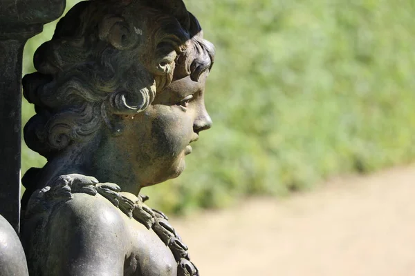 Rzeźba Ogrodach Pałacu Wersalskiego — Zdjęcie stockowe