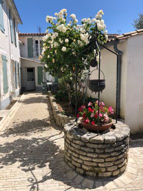 Ars en Re kasabasında geleneksel bir ev