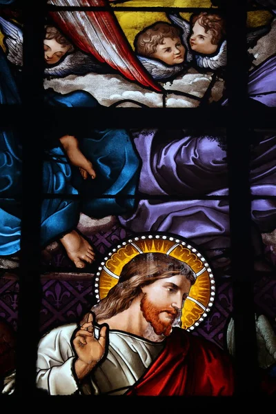法国拉罗谢尔大教堂的旧彩色玻璃 — 图库照片