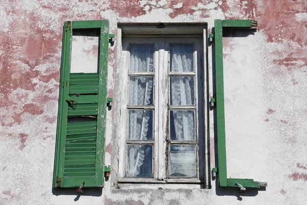 法国Saint Martin Re市的旧窗户 — 图库照片