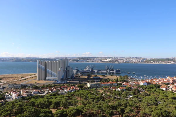 ポルトガルタガス川に位置するトラファリア港 — ストック写真