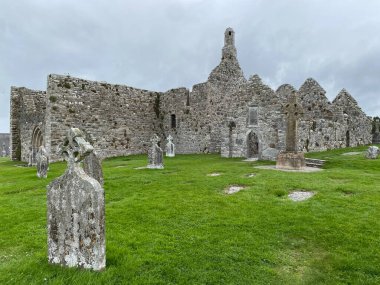 İrlanda 'daki Klonmakgürültü Manastırı