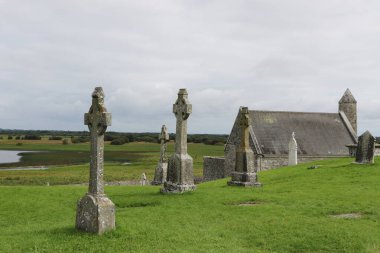 İrlanda 'daki Klonmakgürültü Manastırı