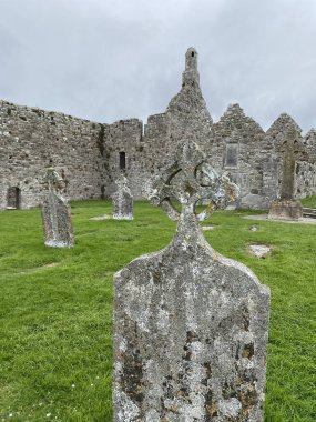 İrlanda 'daki Klonmakgürültü Manastırı