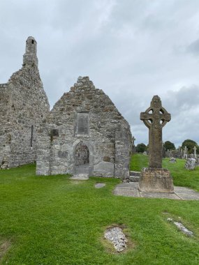 İrlanda 'daki Klonmakgürültü Manastırı