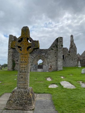 İrlanda 'daki Klonmakgürültü Manastırı