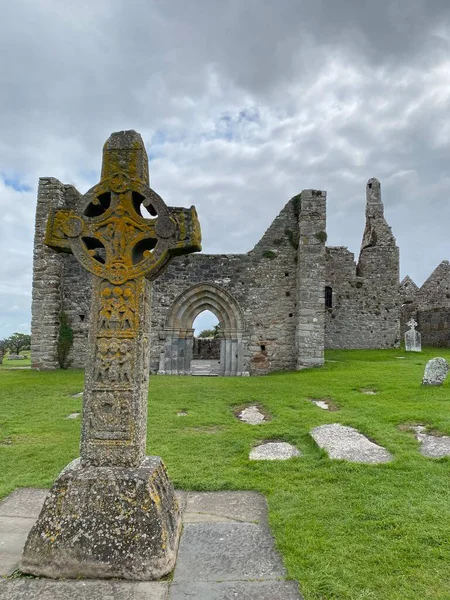 İrlanda 'daki Klonmakgürültü Manastırı