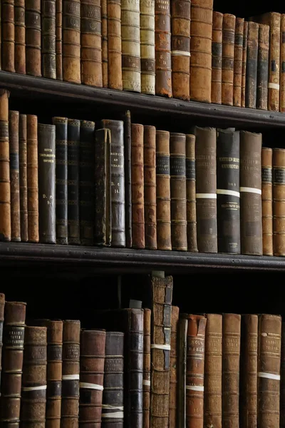 İrlanda, Dublin 'deki Trinity Koleji' nin Eski Kütüphanesi