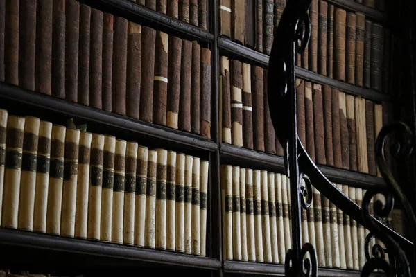 İrlanda, Dublin 'deki Trinity Koleji' nin Eski Kütüphanesi