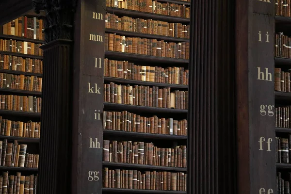 İrlanda, Dublin 'deki Trinity Koleji' nin Eski Kütüphanesi