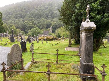 Glendalough manastırı ve ortaçağ mezarlığı.