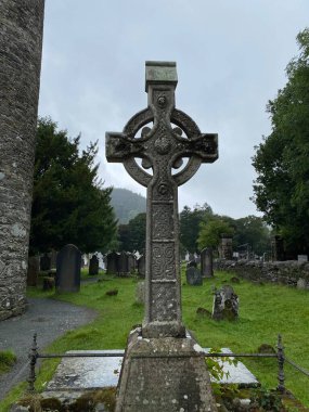 Glendalough manastırı ve ortaçağ mezarlığı.