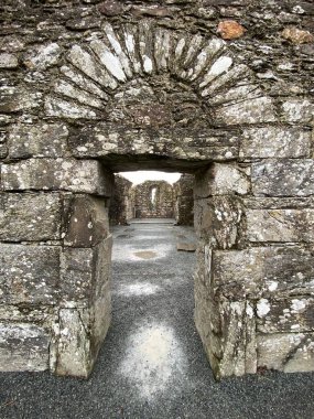 Glendalough manastırı ve ortaçağ mezarlığı.
