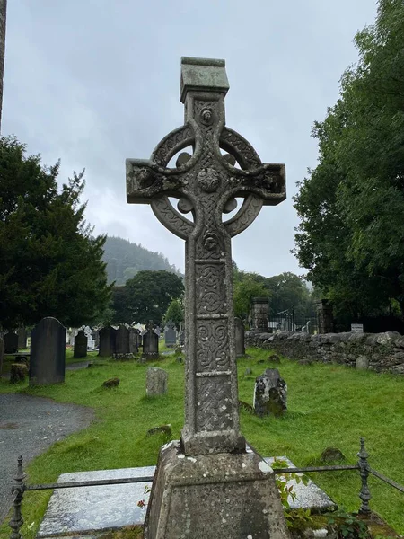 Glendalough manastırı ve ortaçağ mezarlığı.