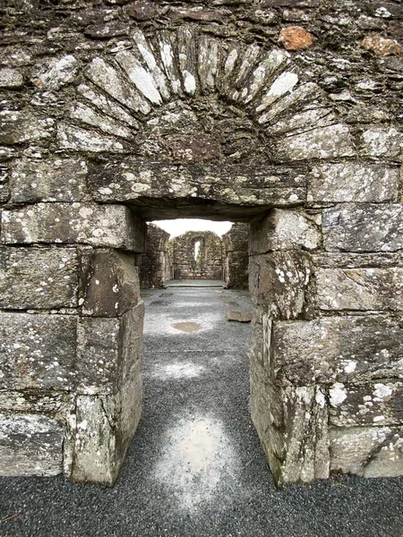Glendalough manastırı ve ortaçağ mezarlığı.