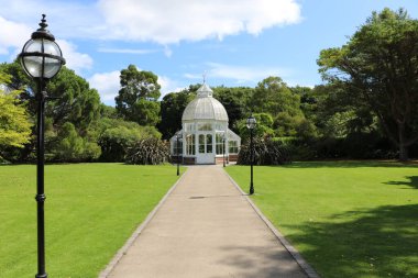 Renkli çiçekli güzel Malahide Bahçeleri