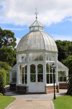 Renkli çiçekli güzel Malahide Bahçeleri