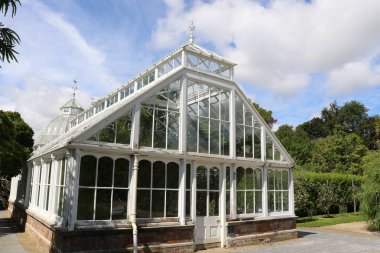 Renkli çiçekli güzel Malahide Bahçeleri