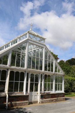 Renkli çiçekli güzel Malahide Bahçeleri