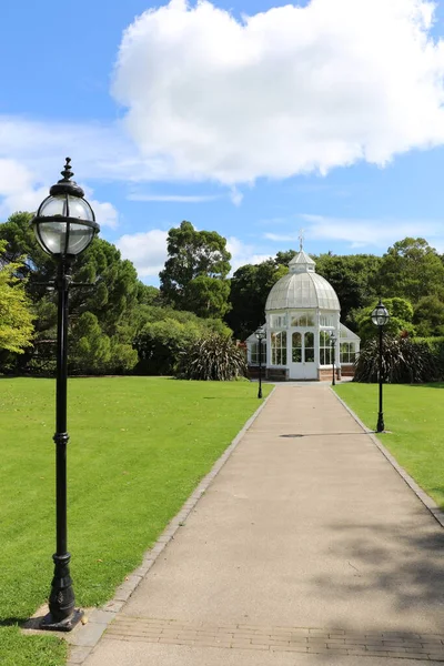 Renkli çiçekli güzel Malahide Bahçeleri