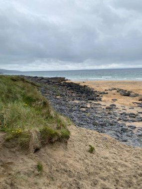 İrlanda 'daki Fanore Sahili, eşsiz bir deniz ve doğa karışımı.