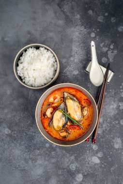 Tom lezzetli çorba ve dekorda deniz ürünleri pilavı.