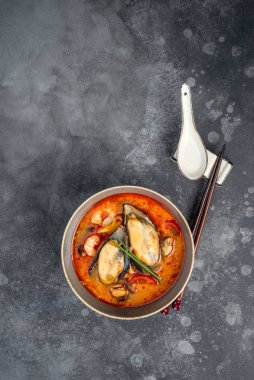 Tom lezzetli çorba ve dekorda deniz ürünleri pilavı.