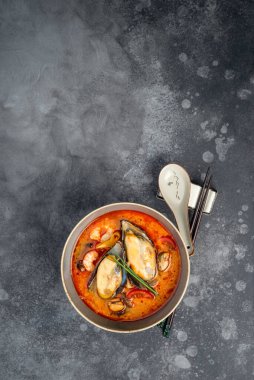 Tom lezzetli çorba ve dekorda deniz ürünleri pilavı.