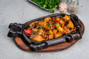 Güzel bir tabakta servis edilen hamurda pişmiş köpekbalığı. Yakın çekim.